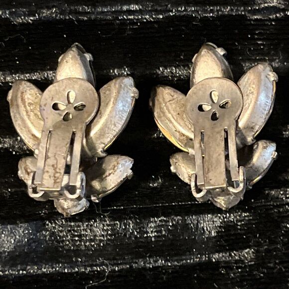 Vintage 1950s MCM Smokey Clear Rhinestone Cluster Clip On Earrings Marquise Leaf - Picture 4 of 6